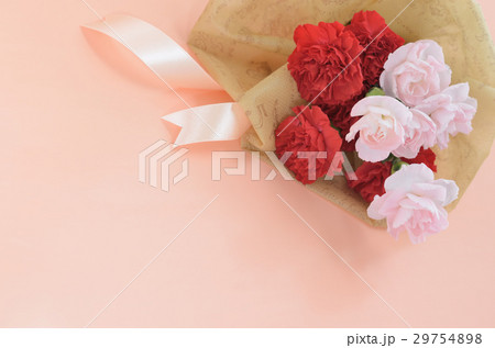 赤とピンクのカーネーションの花束 赤とピンクのカーネーションの花束 29754898