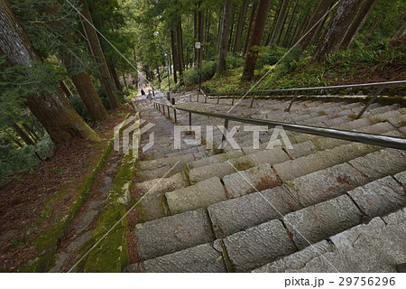 身延山 久遠寺 菩提梯 287段の石段 の写真素材