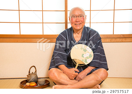 お茶を飲むシニア 29757517