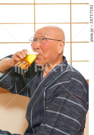 和室でビールを飲むシニア 29757592