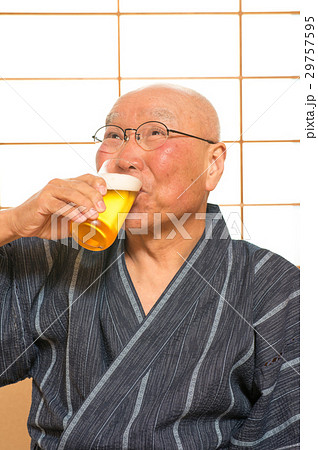 和室でビールを飲むシニア 29757595
