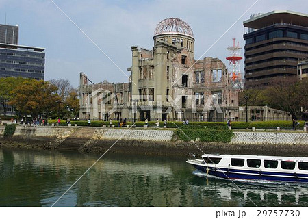 Hiroshima 原爆ドームとひろしま世界遺産航路を運行する高速船 広島県広島市 の写真素材