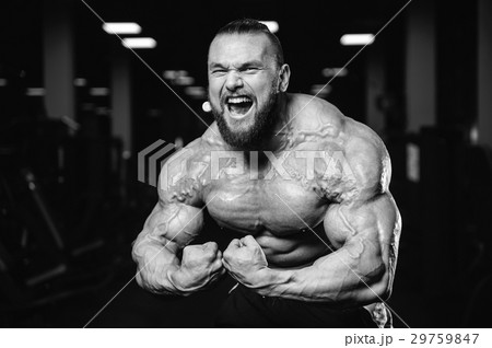 Handsome athletic man training pumping up muscles 29759847