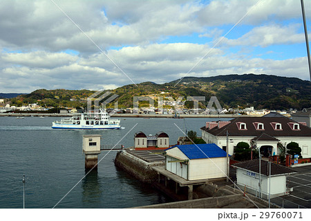 港を出ていくフェリー 29760071
