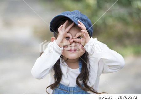 手で眼鏡を作って遊ぶ女の子 29760572