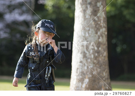 ホイッスルを吹く警察のコスチュームを来た女の子 29760827