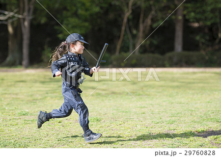 警察のコスチュームを着て走る女の子 29760828