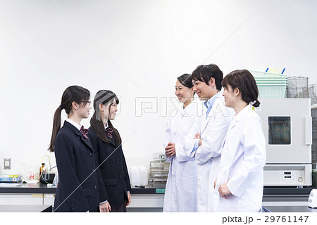 研究所の社会科見学 研究者に質問する女子高校生 研究所の社会科見学 研究者に質問する女子高校生 29761147