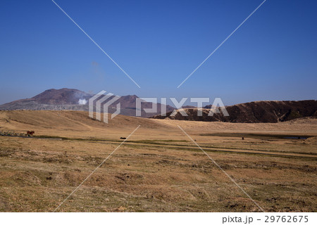 中岳噴火と烏帽子岳と草千里 中岳噴火と烏帽子岳と草千里 29762675