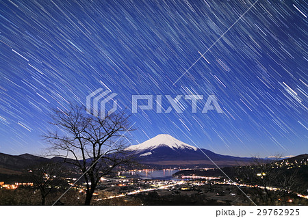 高指山から見る月明かりの富士山・山中湖と星空 高指山から見る月明かりの富士山・山中湖と星空 29762925