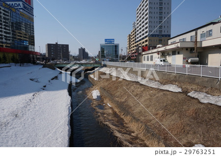 月寒川と国道３６号線望月橋（札幌市豊平区） 29763251