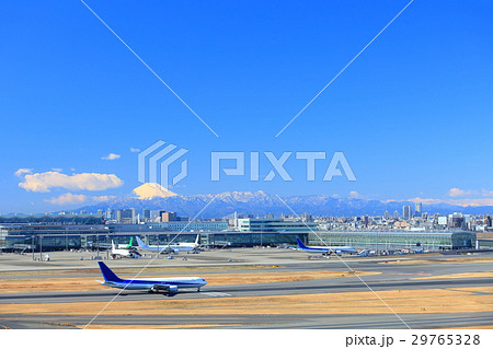 東京国際空港ターミナルと富士山 29765328