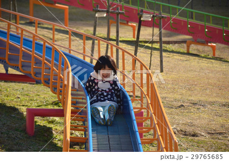 滑り台を滑る女の子 29765685