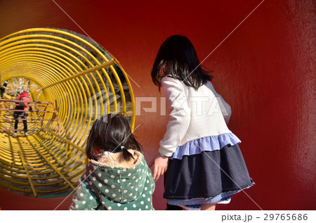 公園で遊ぶ姉妹 29765686