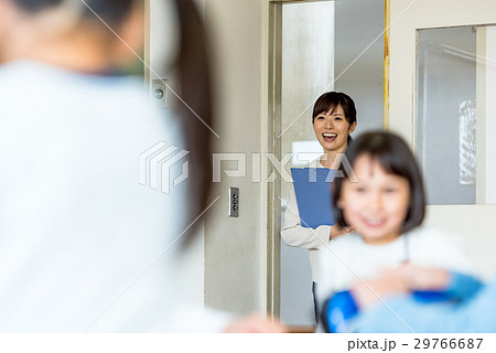 若い女性、先生、小学校 29766687