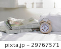 目覚まし時計(07:00)と英字新聞 目覚まし時計(07:00)と英字新聞 29767571
