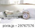 目覚まし時計(07:25)と英字新聞 目覚まし時計(07:25)と英字新聞 29767576
