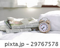 目覚まし時計(07:35)と英字新聞 目覚まし時計(07:35)と英字新聞 29767578