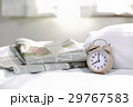 目覚まし時計(08:00)と英字新聞 目覚まし時計(08:00)と英字新聞 29767583