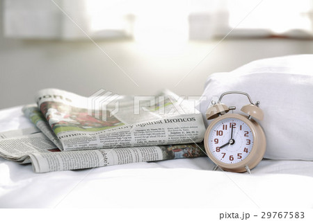 目覚まし時計(08:00)と英字新聞 29767583
