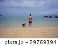 沖縄の海、親子で海水浴 29769394