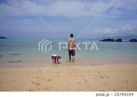 沖縄の海、親子で海水浴 29769394