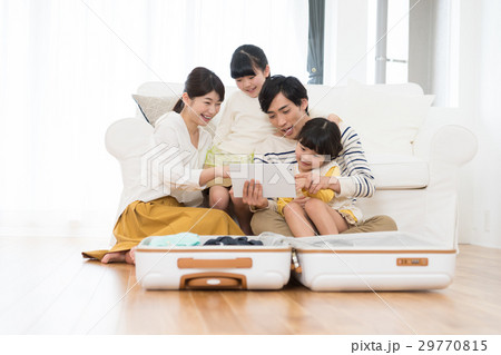 旅行の準備をする家族 29770815