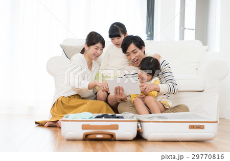 旅行の準備をする家族 旅行の準備をする家族 29770816