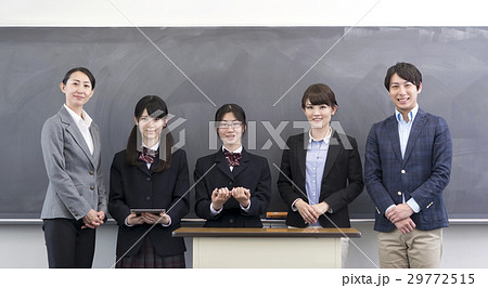 黒板の前に並ぶ女子高校生と先生 黒板の前に並ぶ女子高校生と先生 29772515
