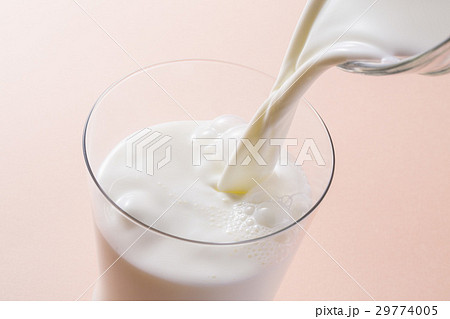 牛乳を注ぐ 牛乳を注ぐ 29774005