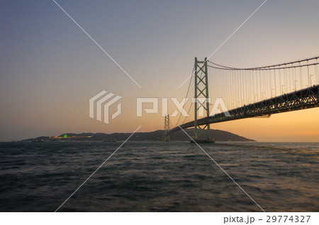明石海峡大橋と淡路島の夕景色 29774327