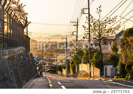 黄昏の住宅街の写真素材