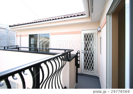 住宅　バルコニーイメージ　施工例　アイアン製　アンティーク風手摺 29776569