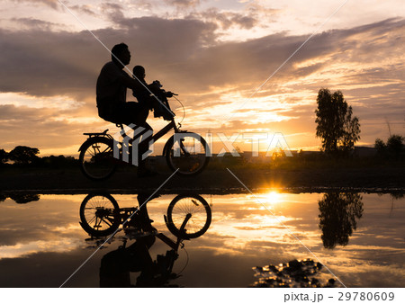 Reflection Silhouette of Father with his toddler Reflection Silhouette of Father with his toddler 29780609