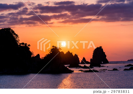 《静岡県》伊豆・石廊崎の蓑掛岩《日の出》 29783831