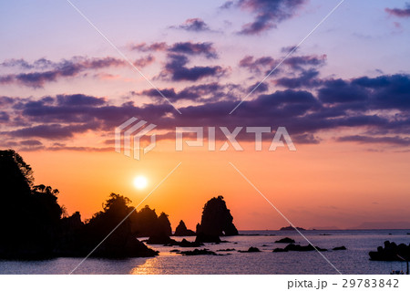 《静岡県》伊豆・石廊崎の蓑掛岩《日の出》 29783842
