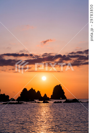 《静岡県》伊豆・石廊崎の蓑掛岩《日の出》 29783850