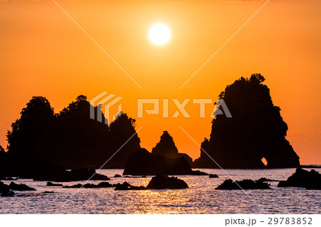 《静岡県》伊豆・石廊崎の蓑掛岩《日の出》 29783852