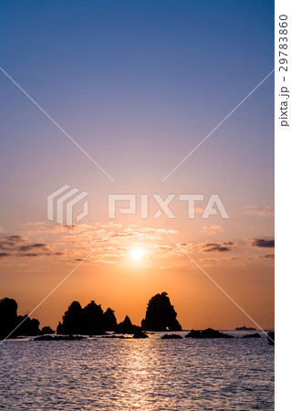 《静岡県》伊豆・石廊崎の蓑掛岩《日の出》 29783860