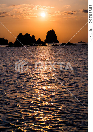 《静岡県》伊豆・石廊崎の蓑掛岩《日の出》 29783863