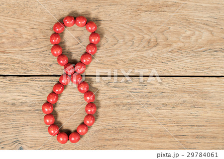 Figure eight laid out of the beads 29784061