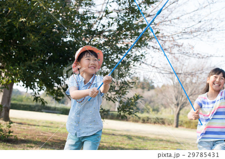 虫採りをする子供　夏休み 29785431