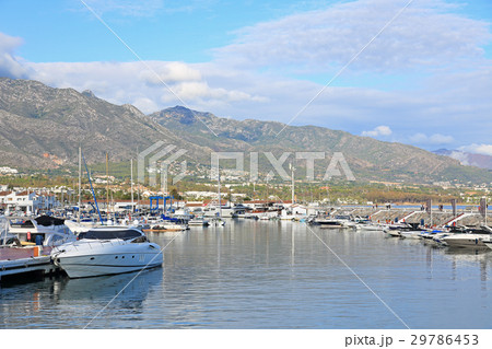 スペインのリゾートと高級クルーザー スペインのリゾートと高級クルーザー 29786453