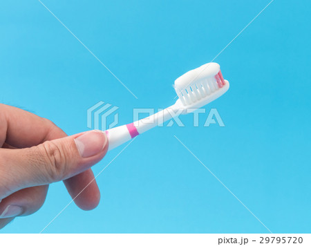 Closeup man hand holding toothbrush 29795720