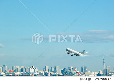 飛び立つ飛行機の写真素材