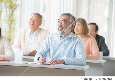 セミナーを受けるシニア男女 29796708