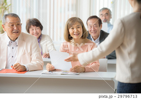 セミナーを受けるシニア男女 29796713