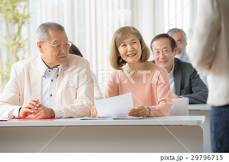 セミナーを受けるシニア男女 29796715