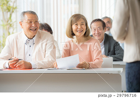 セミナーを受けるシニア男女 29796716