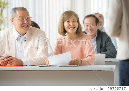 セミナーを受けるシニア男女 29796717